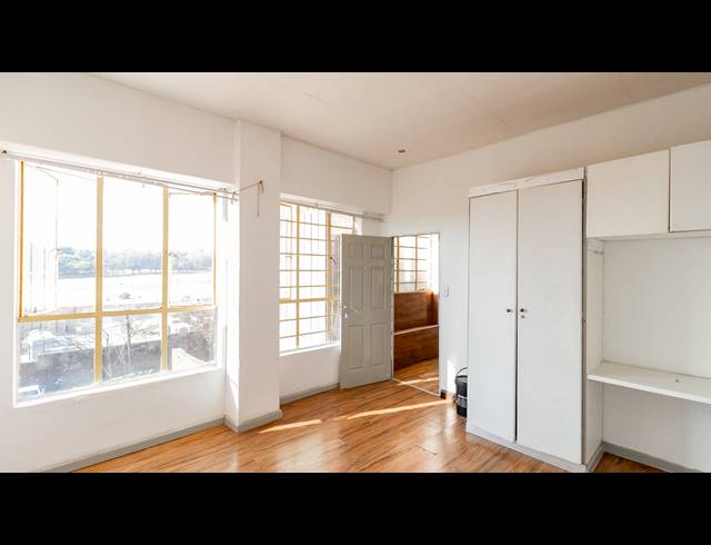 2,413M² BUILDING FOR SALE IN FONTAINEBLEAU